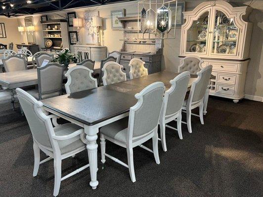 Shop large and small dining sets at Comeaux!