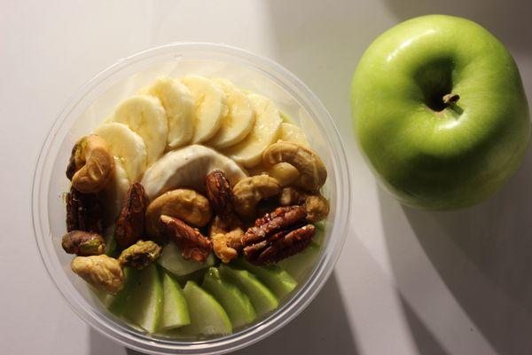 Avo Bowl : Avocado, homemade cream, honey, banana, apple, mixed nuts