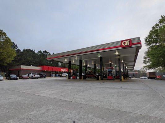 Outside the gas station and convenience store. Full view. This QuikTrip has 20 pumps.