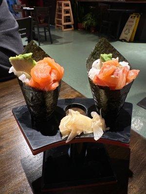 Salmon hand roll