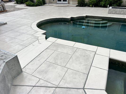 Modern square and rectangle look on this pool deck, coping, and steps. 100% custom and no tear out needed !