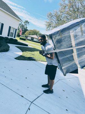 Mover Carrying Furniture.