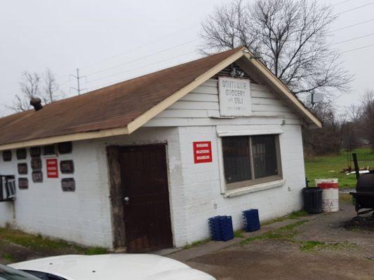 A small restaurant but a big taste if you are ever in Greenville Mississippi you have to stop by here the food is excellent.