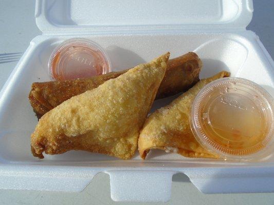 Egg roll & fried cream cheese wontons combo - good but over-priced.