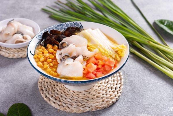 Thai Style Spicy Soup Fish Slices Rice Noodles (泰式金汤鱼米粉）