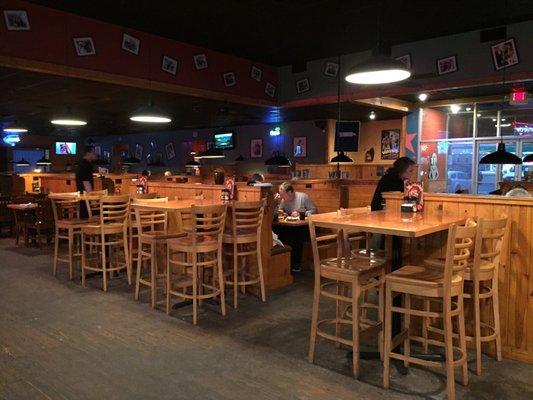 6:00 pm on a Thursday...hear the crickets?! Odd. Heck of a lot better food than Applebees next door!