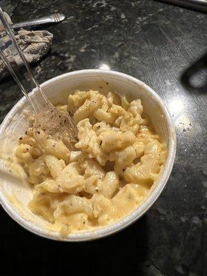 Creamy homemade Macaroni and cheese... I added freshly cracked pepper. I prefer my mac baked with topped ritz crackers :3