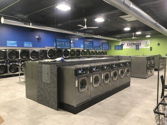 Clean, well light and safe laundromat