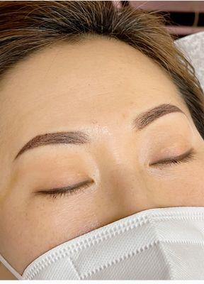 Ombre brow
Natural brow