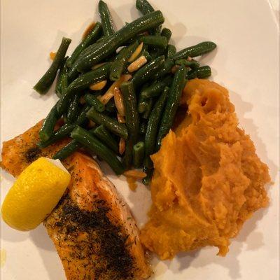 Salmon with sweet yams and green beans