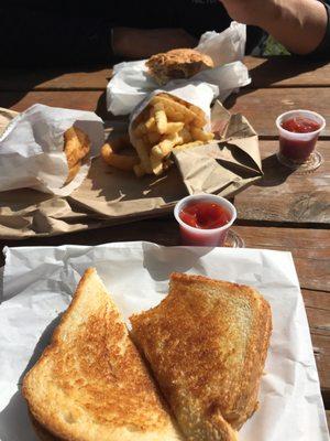 Nice little stop on the way out of town. Great price. Wide variety between sandwich, burgers, fish. Just remember cash or cash, no cards :(