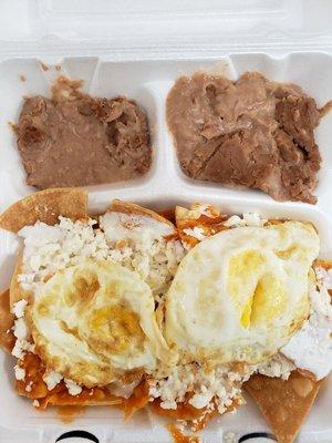 Chilaquiles con huevos en salsa roja o verdes