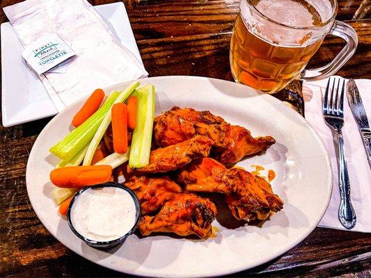 Single order 10 Buffalo wings (dirt style) with veggie sticks, bleu cheese dipping sauce and an ipa