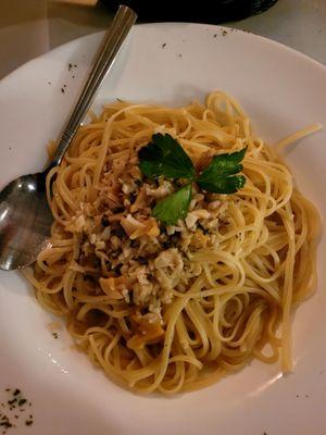 Linguine with white clam sauce