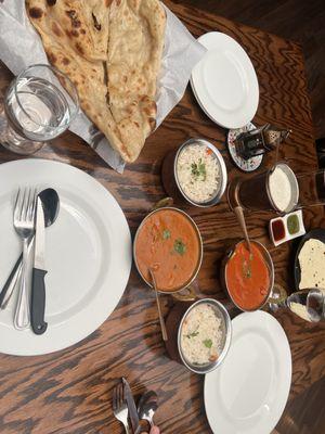 Butter naan and some garlic naan , yogurt sauce was amazing