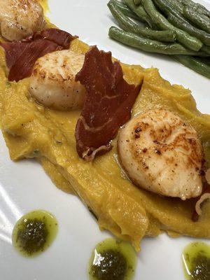 Scallops with delicata puree and prosciutto chips, with herb oil accompanied by fresh green beans;)