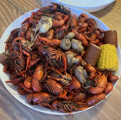 4 pounds of crawfish & fixin's