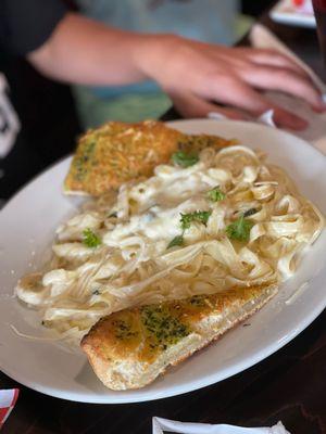 Fettuccine Alfredo w/garlic bread.