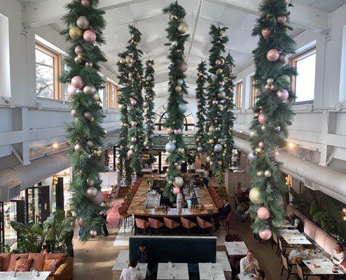 Elevating any dining experience with seasonal enchantment! Exquisite seasonal decor transforms this space into a magical culinary haven