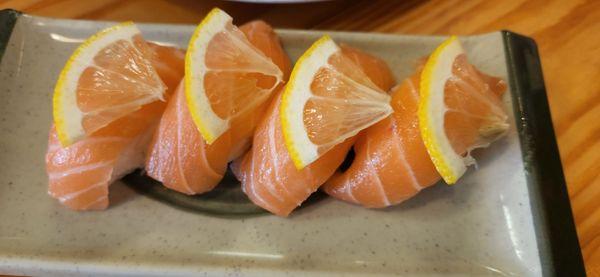 Salmon nigiri with lemon