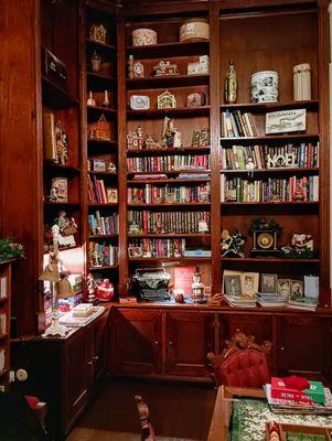 Library well stocked with good reading, playing cards and lots of board games.