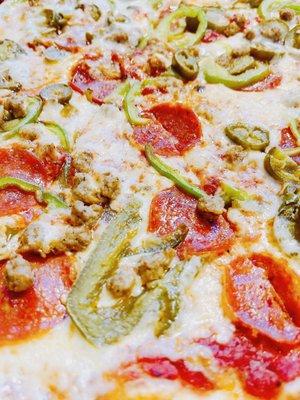 Pizza NY style with 4 toppings (pepperoni, sausage, jalapeños and green peppers)