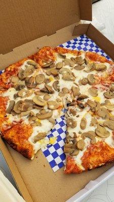 Asked for fresh mushrooms got canned, crust is similar to Me n Ed's pizza. Not that good..