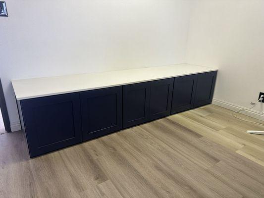 Our Pure White quartz countertop paired with our Navy Blue solid wood cabinets to create a seating area.