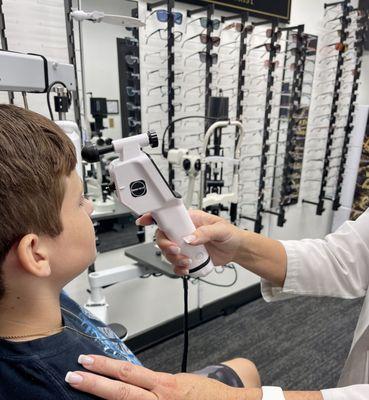 Handheld equipment for easy eye pressure readings.