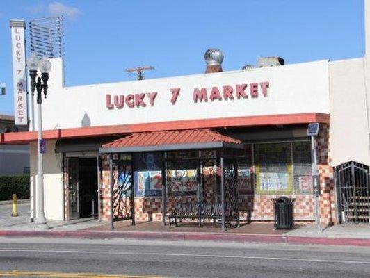 Front view of Lucky 7 Market