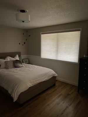 Guest room with Birch Bark color duette honeycomb shades