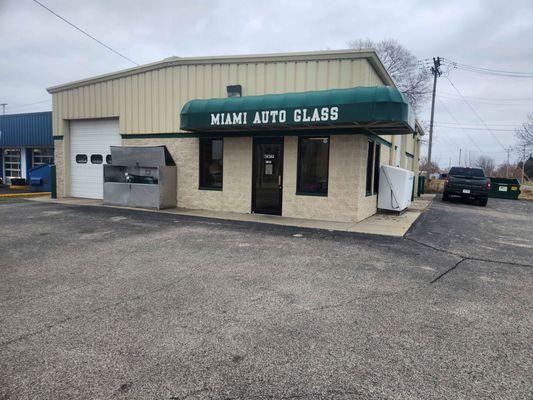 918 S Michigan Street, South Bend IN, for all you Auto Glass needs.