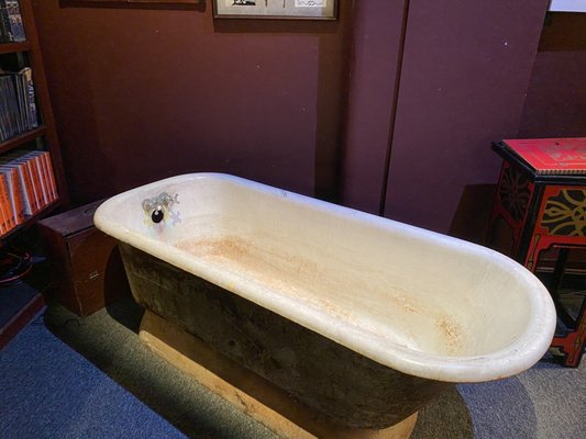 An amazing Bathtub that Houdini used in his performance.