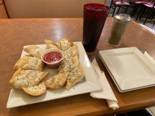 Garlic bread with cheese .. it was yummy and actually i cud feel minced garlic