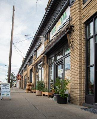 Store front of Happy Trees Agricultural Supply on Arthur Ashe. Blvd in Richmond.