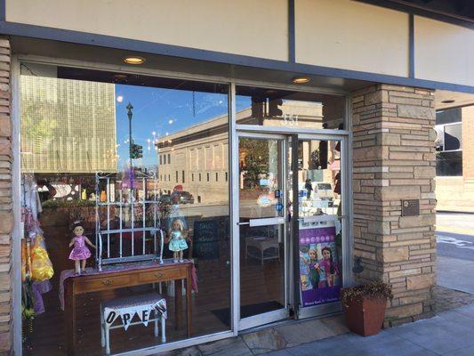 Storefront at the corner of 4th and N Main in Hendersonville.