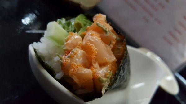 Spicy scallop handroll