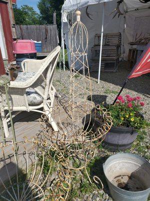 Loved these outdoor wire baskets and trellis.