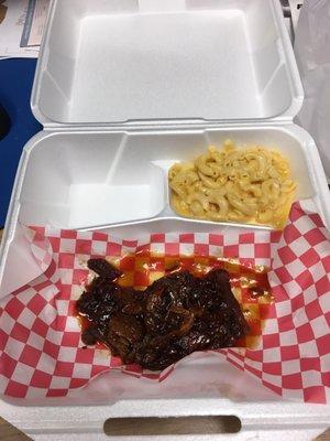 Sad serving of over sauced country style beef ribs. Mac and cheese was good. No bread given to me. Disappointed.