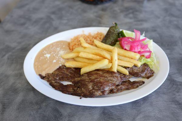 Carne Asada con arroz/frijol, ensalada y papas fritas con sus tortillas hechas a mano.