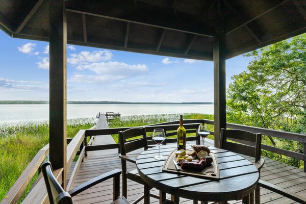 Lakefront cocktails- 200' private shoreline.