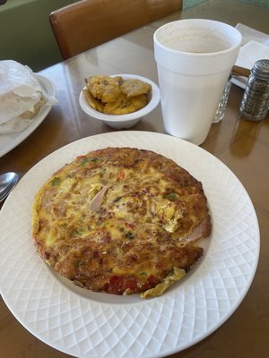 Ham and veggie omelet with tostones