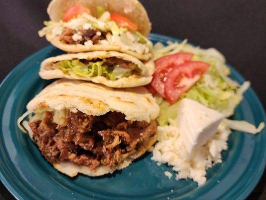 Gorditas Petroleras: 3 delicious gorditas stuffed with chicharrón, lettuce, sour cream, avocado, fresh cheese and tomatoes.