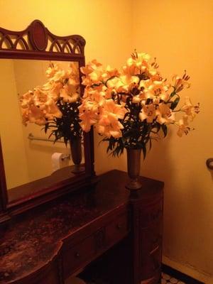 Classy bathroom...real flowers!