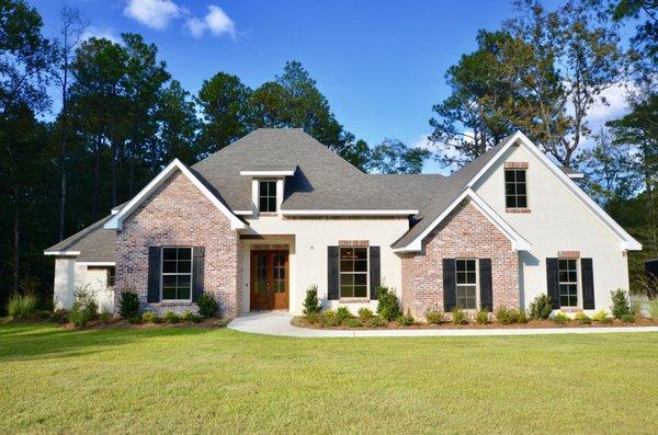 Beautiful new construction in The Cascades subdivision in Hattiesburg.