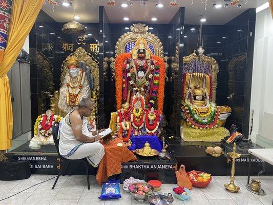 Priest Shrikantha Shastriji performing pooja