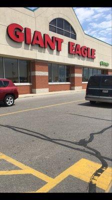 Front entrance to W. Broad St. Giant Eagle.