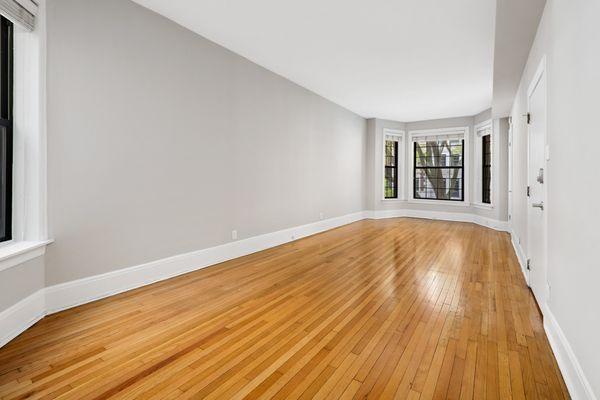 Spacious living room to fit large furniture