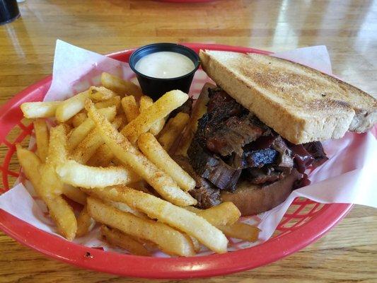 Brisket sandwich w seasoned FF