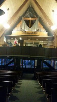 Georgous  pipe organ played by Peter Townson.